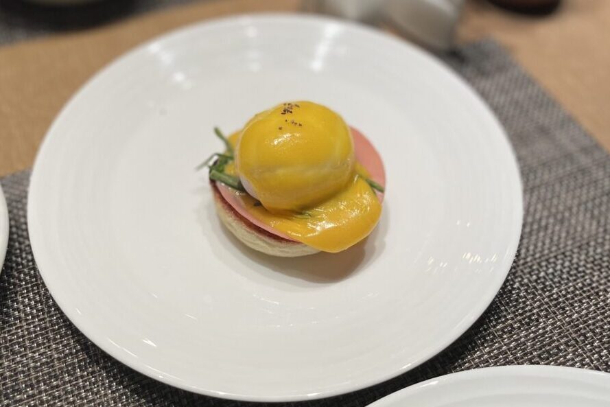 コンラッド東京 朝食 エッグベネディクト
