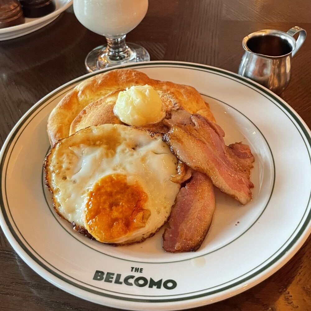 青山グランドホテル ベルコモ 朝食 パンケーキ 目玉焼き ベーコン